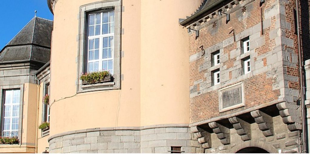 De Porte Salmier in Dinant: Een poort naar het verleden 2 Porte Salmier in Dinant