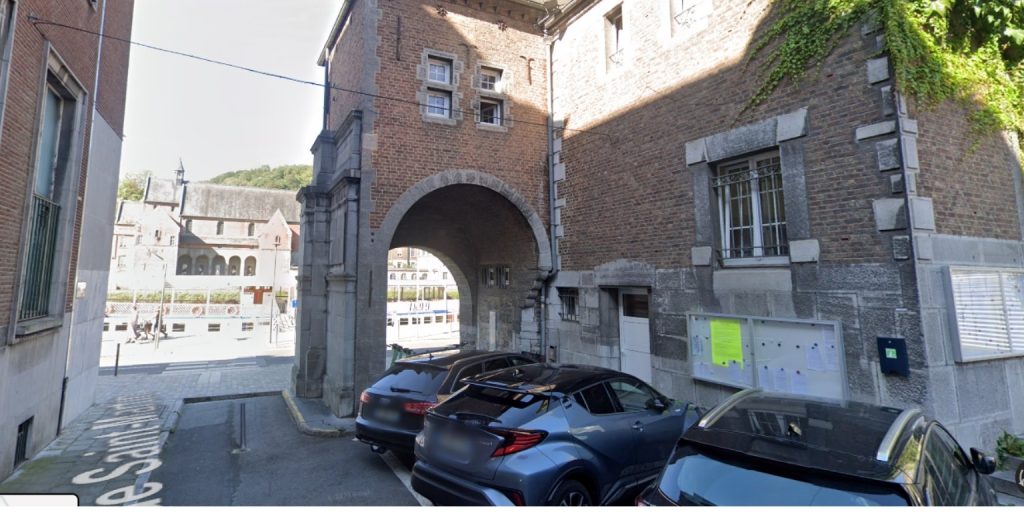 De Porte Salmier in Dinant: Een poort naar het verleden 1 Porte Salmier in Dinant
