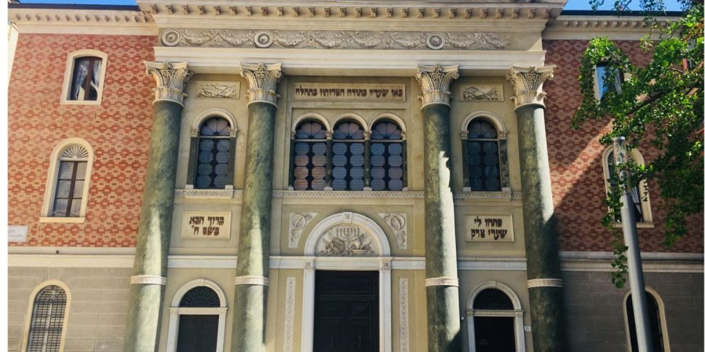 A Sinagoga de Modena: Um testamento de emancipação e de comunidade 1 A Sinagoga de Modena: Um testamento de emancipação e de comunidade