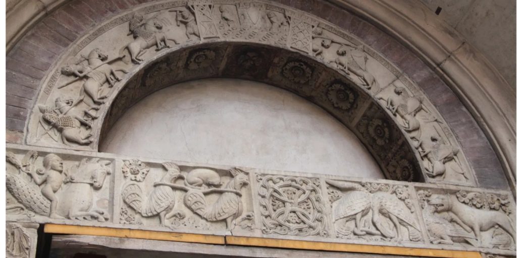 A Porta della Pescheria em Modena: Uma obra-prima da arte e da lenda medievais 1 A Porta della Pescheria em Modena: Uma obra-prima da arte e da lenda medievais
