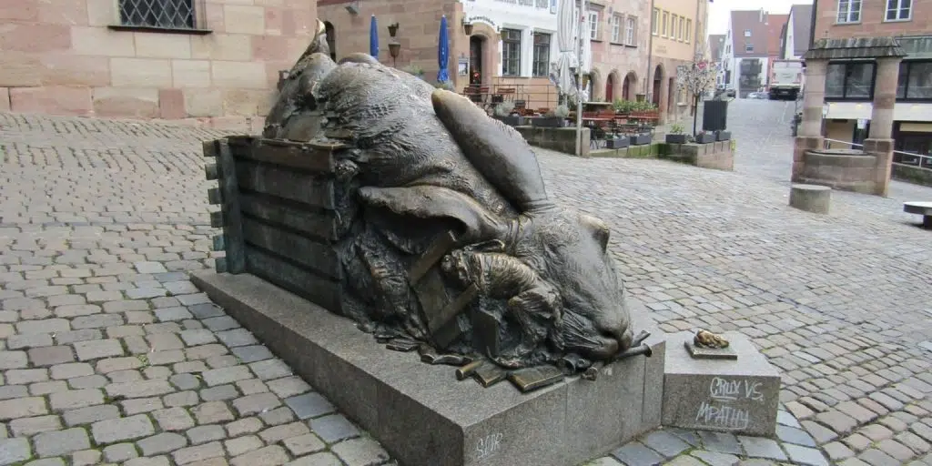 Die Hase-Skulptur in Nürnberg: Eine moderne Hommage an Dürer 2 Der Hase - Skulptur in Nürnberg