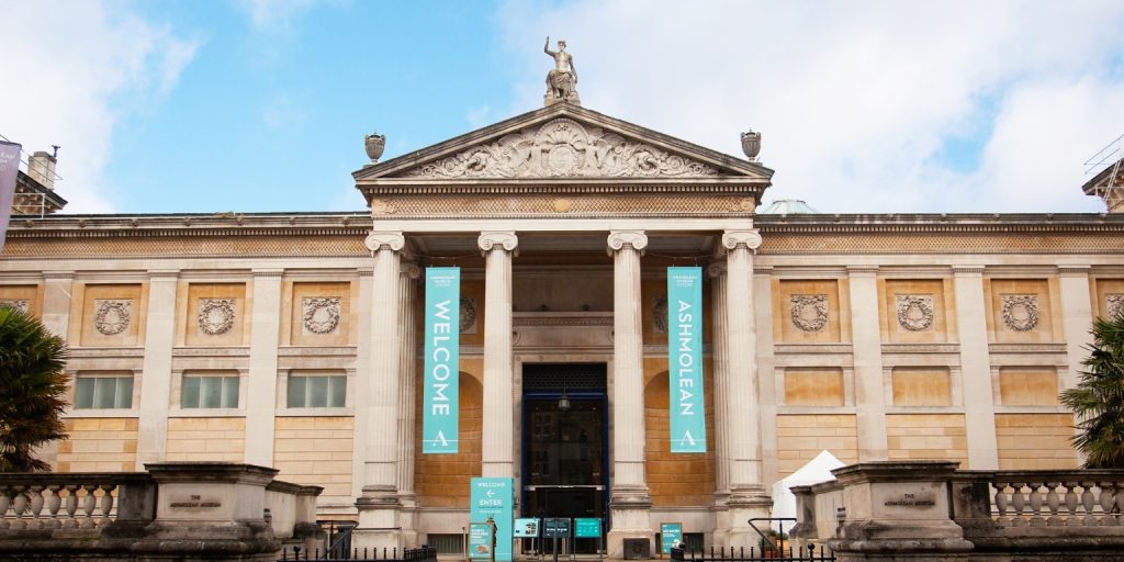 The University Ashmolean Museum in Oxford: A World of Art and History 1 The University Ashmolean Museum in Oxford: A World of Art and History