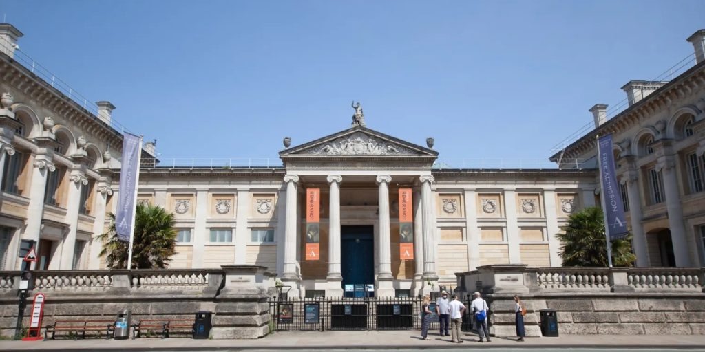 The University Ashmolean Museum in Oxford: A World of Art and History 2 The University Ashmolean Museum in Oxford: A World of Art and History