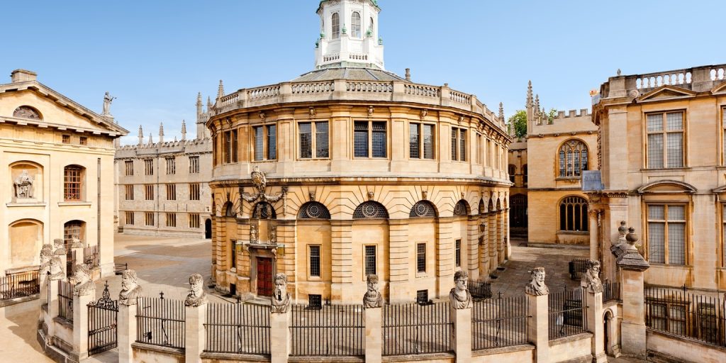 Το θέατρο Sheldonian στην Οξφόρδη: 1 Το θέατρο Sheldonian στην Οξφόρδη: Σέλντον: Ένα αριστούργημα τελετής και αρχιτεκτονικής