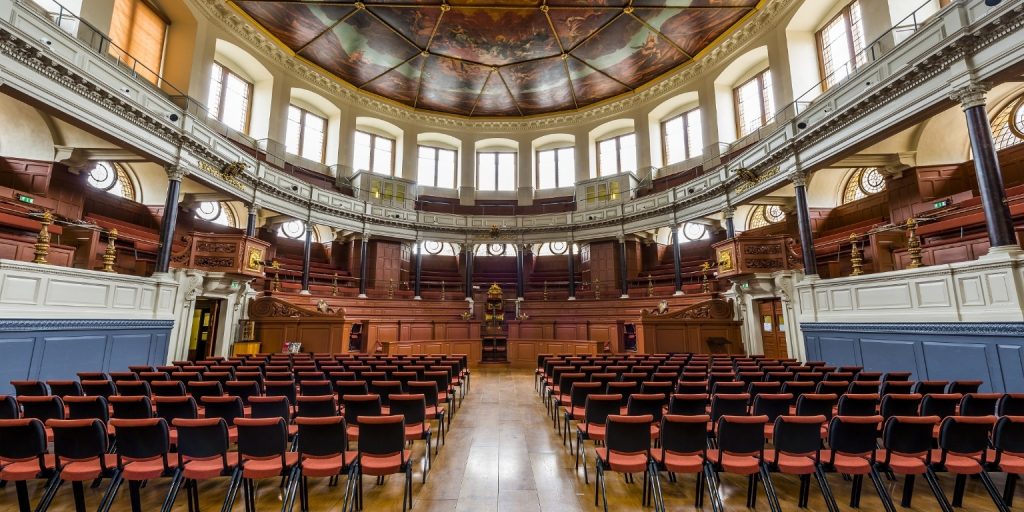 Το θέατρο Sheldonian στην Οξφόρδη: 2 Το θέατρο Sheldonian στην Οξφόρδη: Σέλντον: Ένα αριστούργημα τελετής και αρχιτεκτονικής