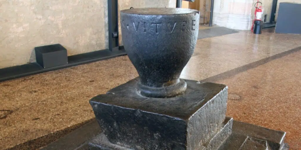 La Pietra del Vituperio a Padova: Una pietra della vergogna e uno sguardo sulla giustizia medievale 1 La Pietra del Vituperio a Padova: Una pietra della vergogna e uno sguardo sulla giustizia medievale