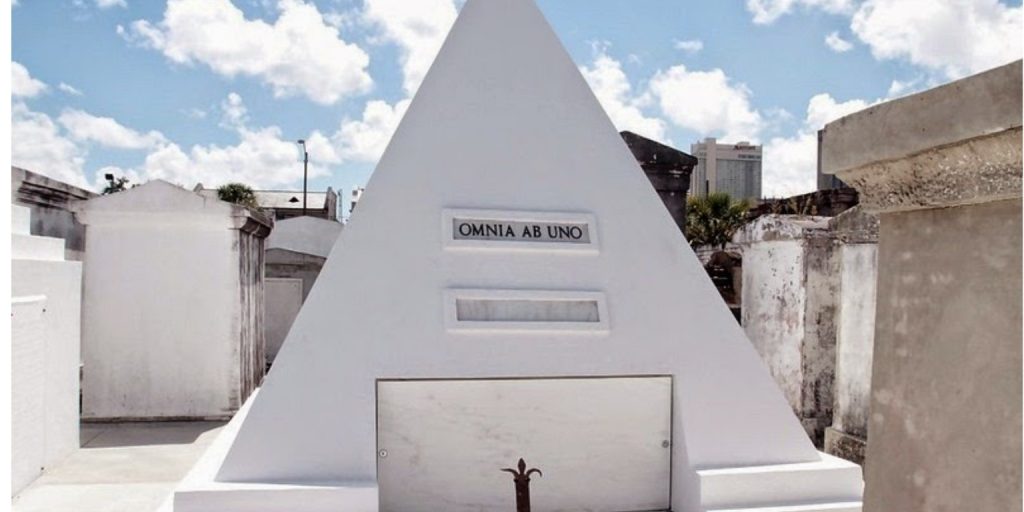 O túmulo da pirâmide de Nicolas Cage em Nova Orleães: Um destino final enigmático 3 Nicolas Cage Túmulo da pirâmide em Nova Orleães