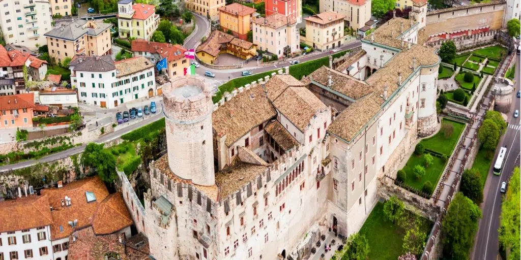 Zamek Buonconsiglio: Podróż przez sztukę i historię w Trydencie 1 Zamek Buonconsiglio: Podróż przez sztukę i historię w Trydencie