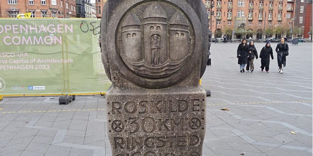 Zero Kilometre Stone: A City of Gates and Distances 2 Zero Kilometre Stone: A City of Gates and Distances